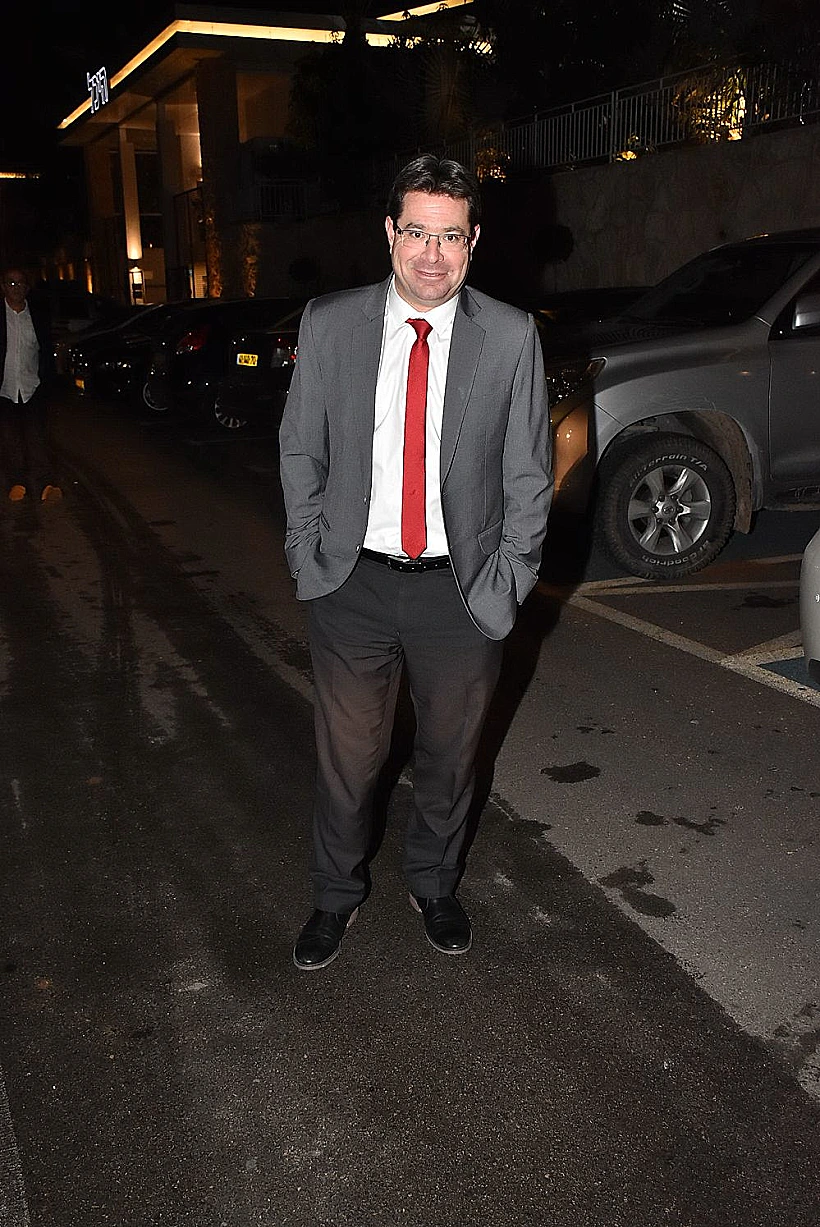 אופיר אקוניס