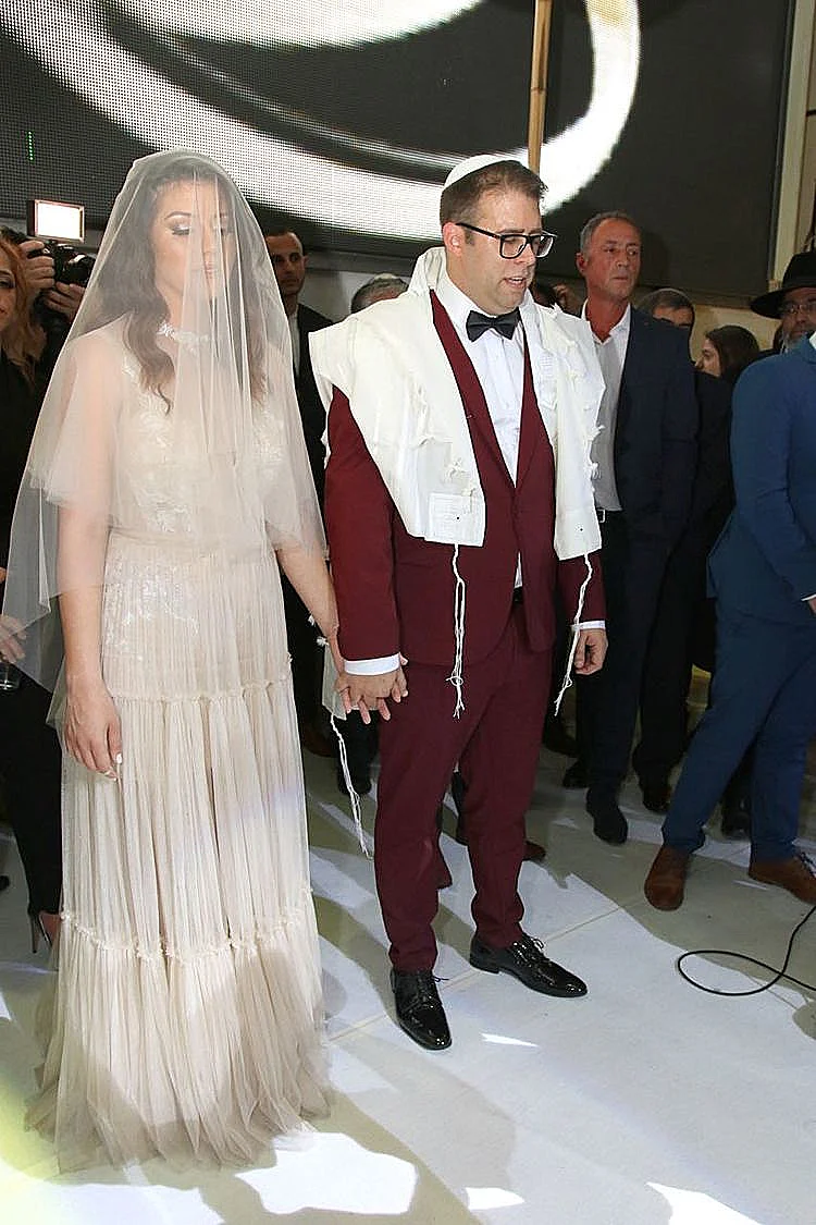 שוברים את הכוס