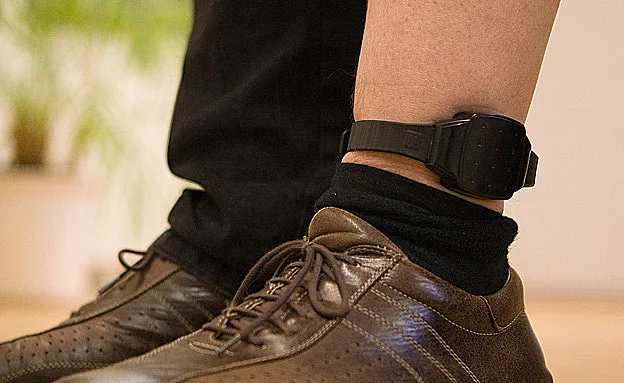 גברים בעלי מסוכנות יישאו אזיק אלקטרוני