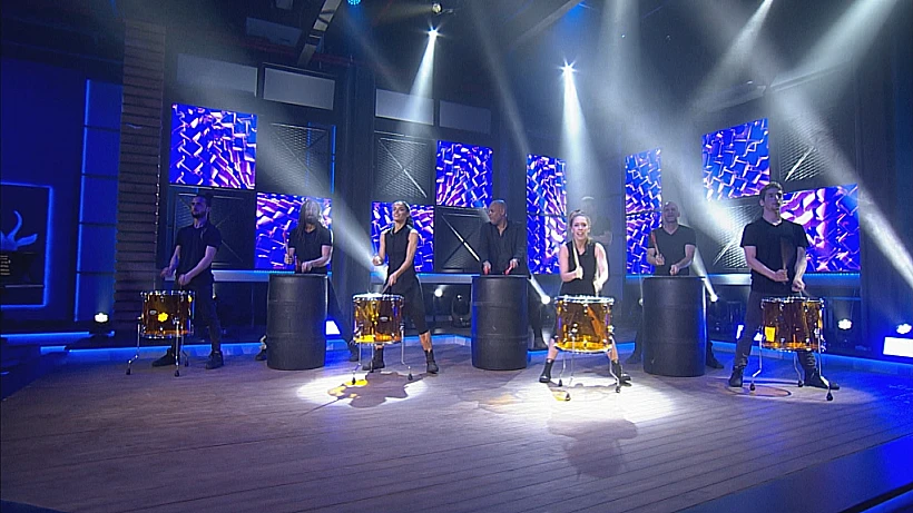 קבוצת מיומנה מופיעה יחד עם צביקה הדר בתכנית סיום העונה של מחר שבת, עונה 2, פרק 13