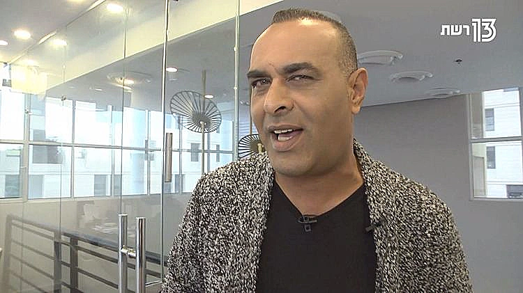 ליאור פרחי מבצע את אתגר "שיר בהפתעה