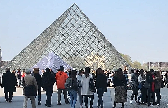 פירמידת הזכוכית בלובר