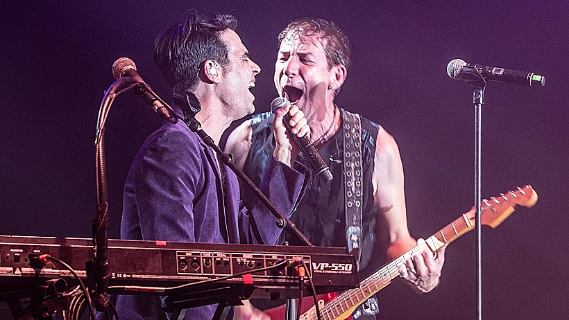 תום פטרובר ואביב גפן בהופעה של היהודים. מעגל נסגר