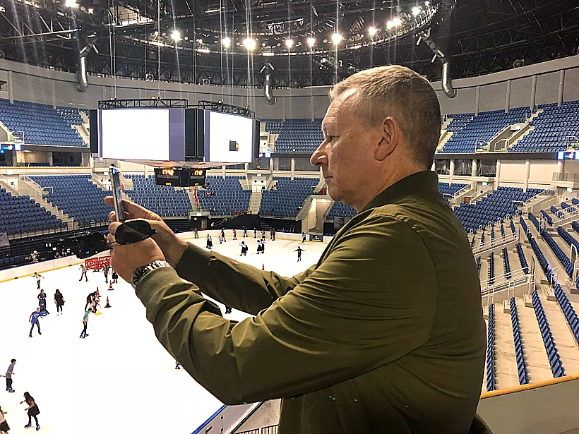 יון אולה סנד מצלם את אולם ארנה בירושלים