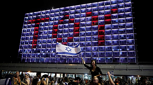 הכיתוב TOY על בניין עיריית תל אביב לאחר הזכייה באירוויזיון (רויטרס )