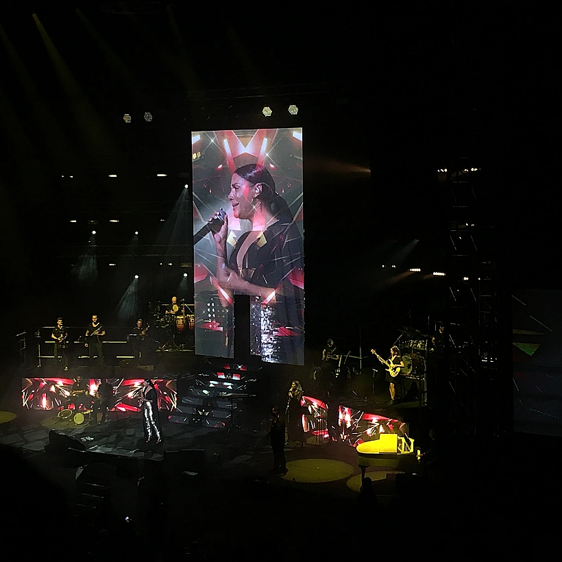 נסרין קדרי בהופעה בקיסריה