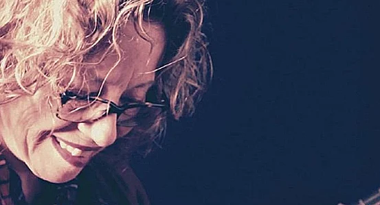 חווה אלברשטיין, גם יכולה לשיר