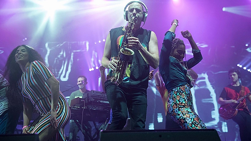 שלומי אלון והרקדנים בהופעה של הדג נחש