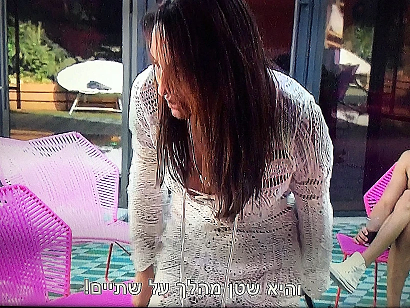 אני כשהמארחת אומרת לי שיש מקום רק על הבר (צילום מסך )