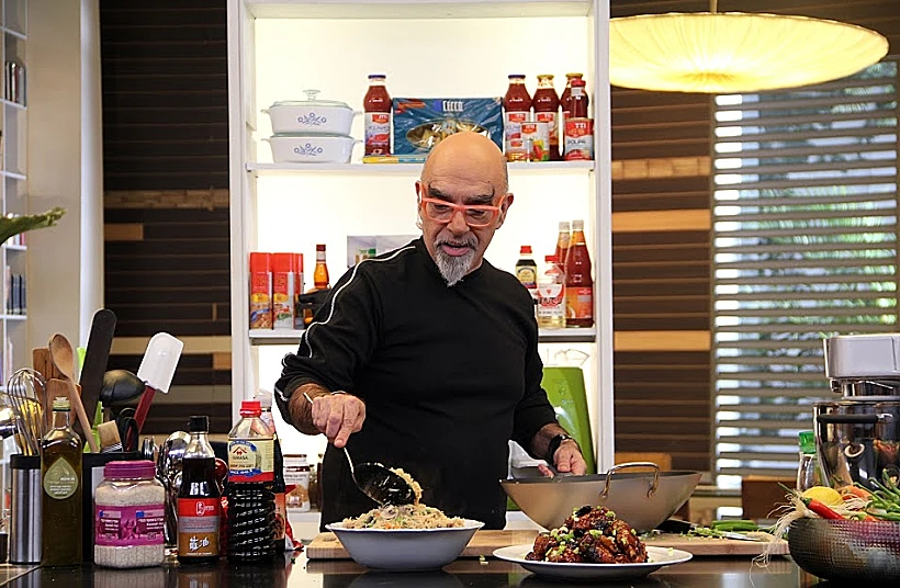 אהרוני מבשל ארוחה סינית