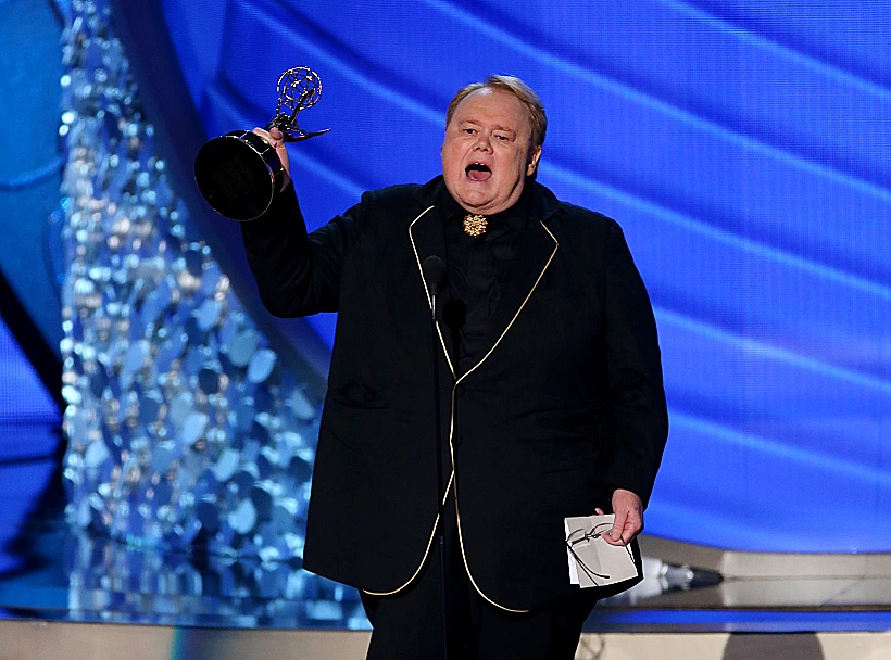 השחקן לואי אנדרסון זוכה בפרס האמי בקטגוריית 