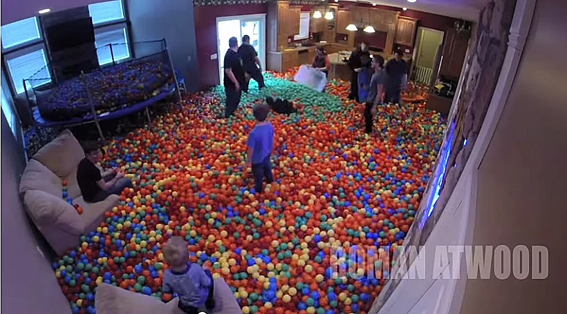 האיש שהפך את ביתו לבריכת כדורים