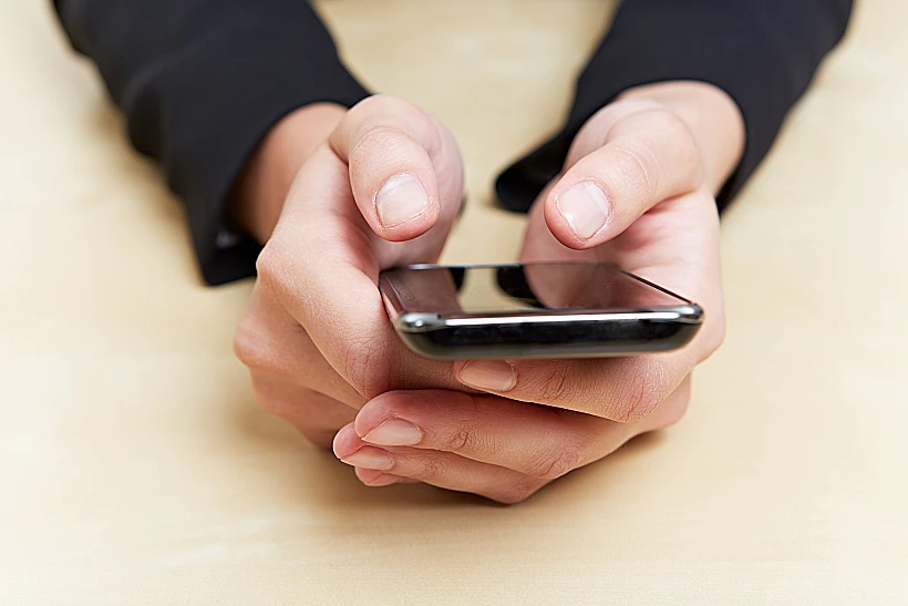 סמארטפון בידיים של אישה