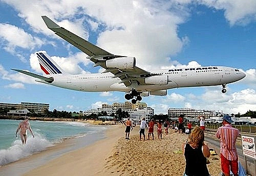 גבר עירום בנחיתת מטוס בחוף