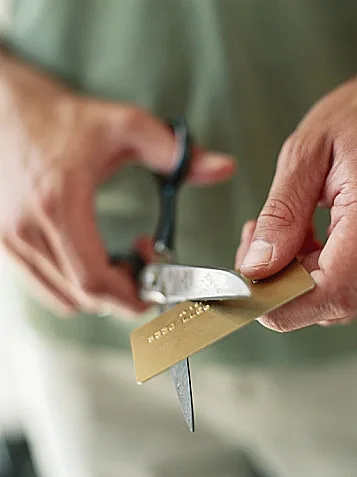 אילוסטרציה של גזירת כרטיס אשראי