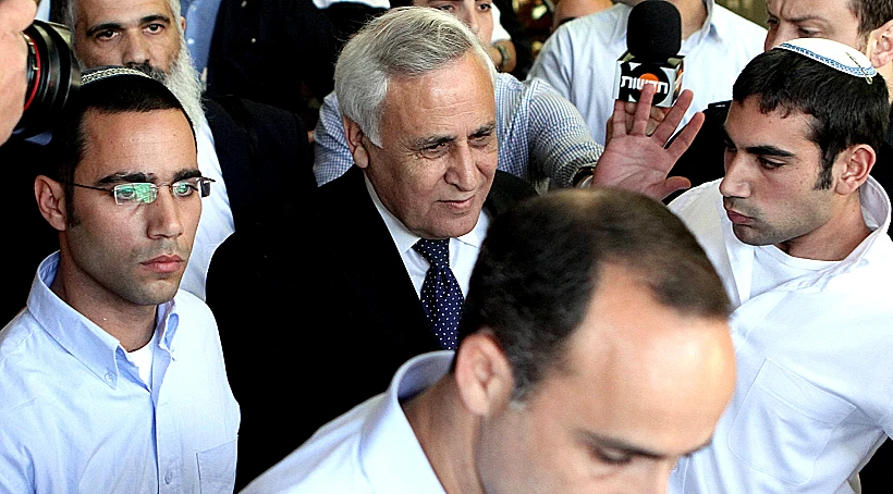 משה קצב יוצא מבית המשפט לאחר הכרעת גזר הדין