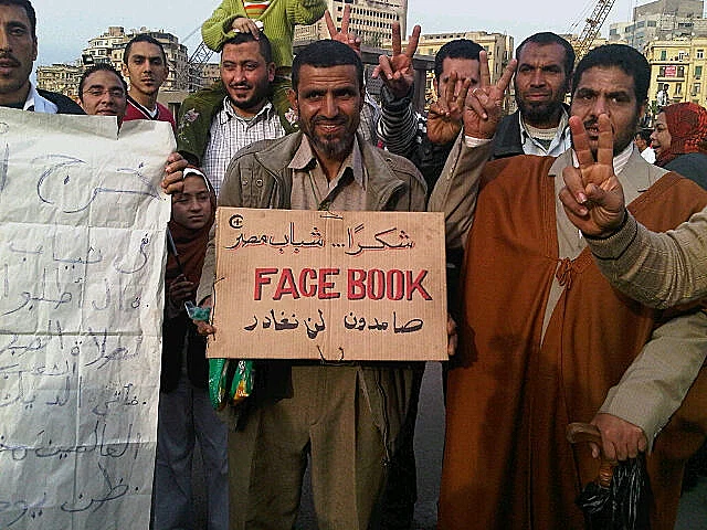 מפגינים מצרים אוחזים בשלט: