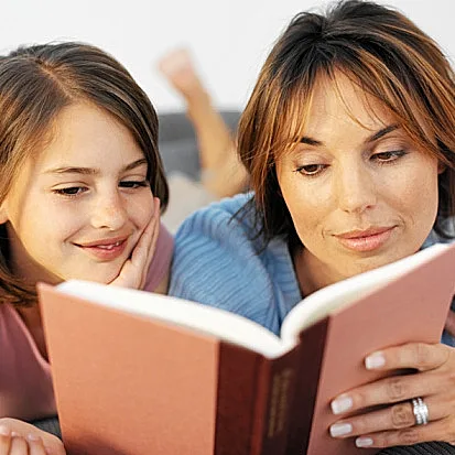 אמא ובת קוראות ספר