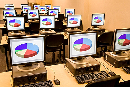 אילוסטרציה עוגות תוצאות מדגם סטטיסטי על גבי קבוצה של מסכי מחשב