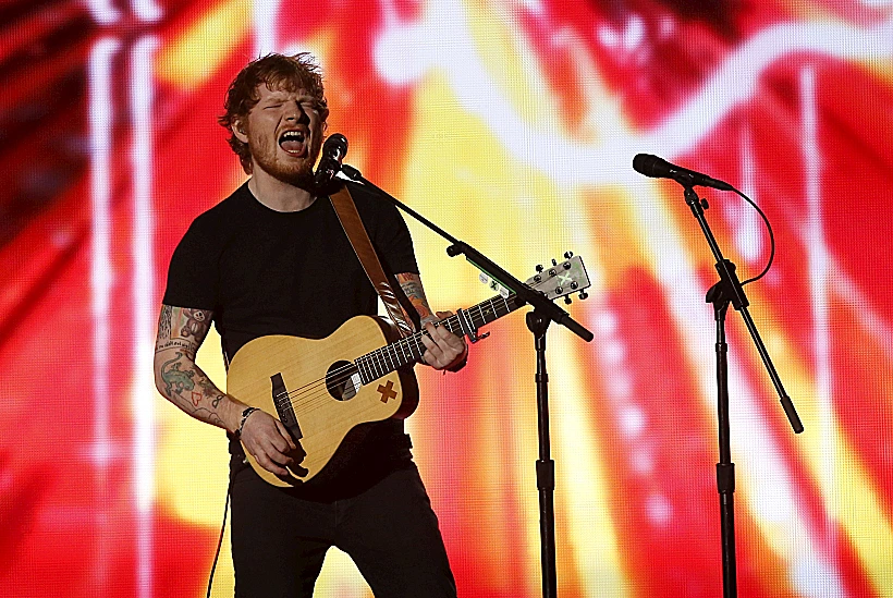 הזמר אד שירן בהופעה בטקס פרסי הבילבורד 2015