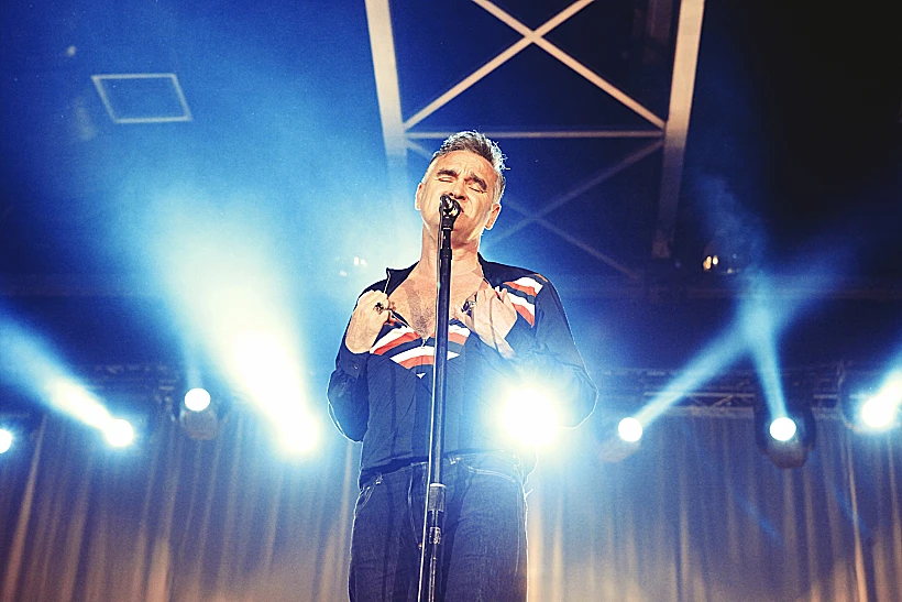 מוריסי בהופעה בגני התערוכה