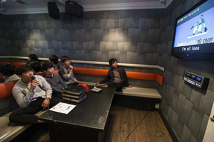 צעירים שרים קריוקי