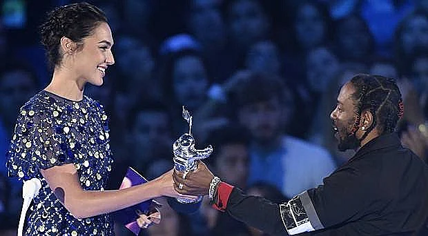 גל גדות מעניקה את הפרס לקנדריק לאמר