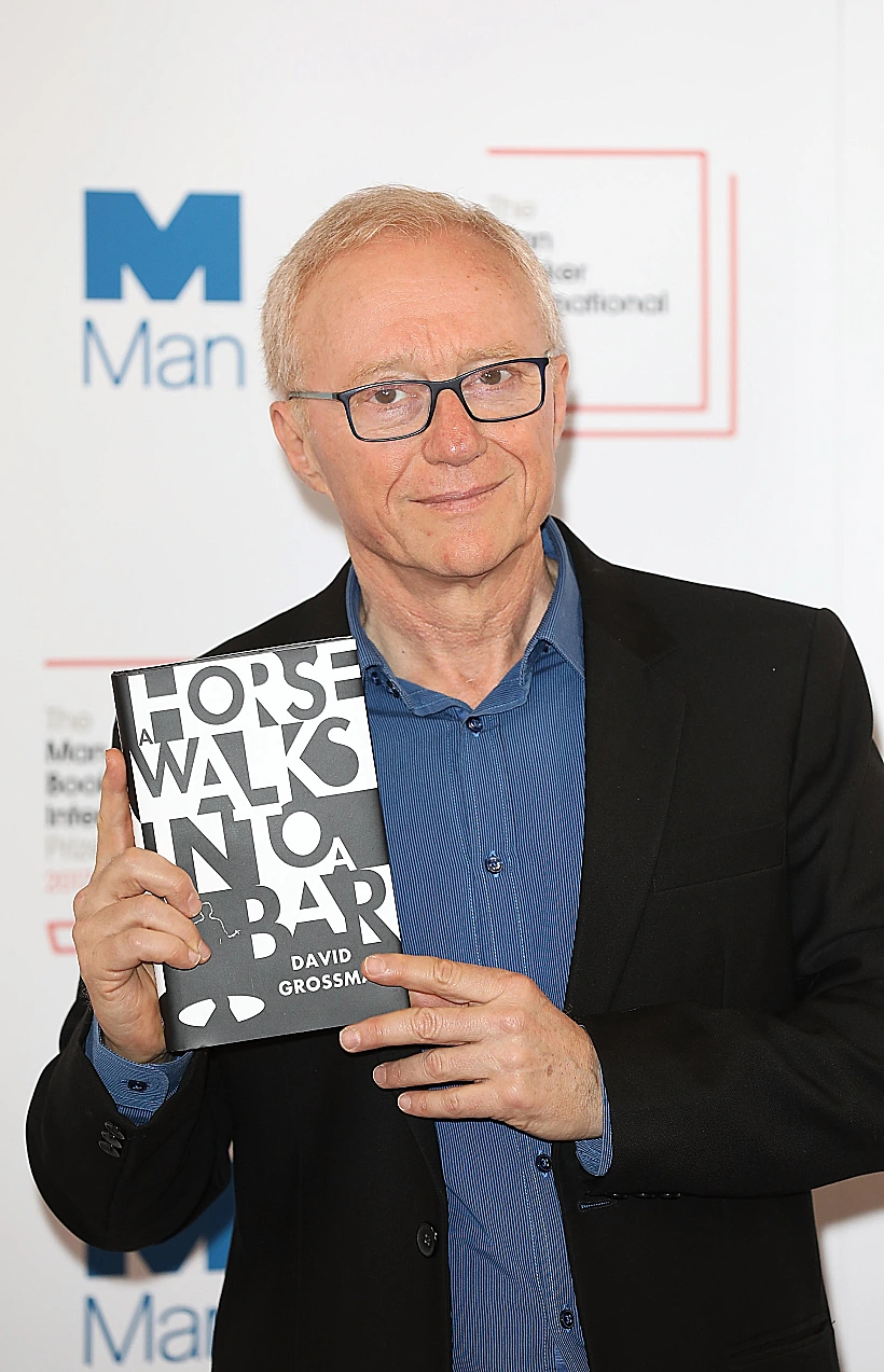 דויד גרוסמן עם ספרו 