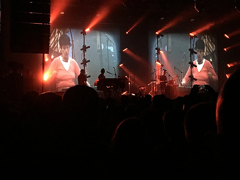 הדג נחש עושים כבוד לאהובה עוזרי בהופעה בהאנגר 11