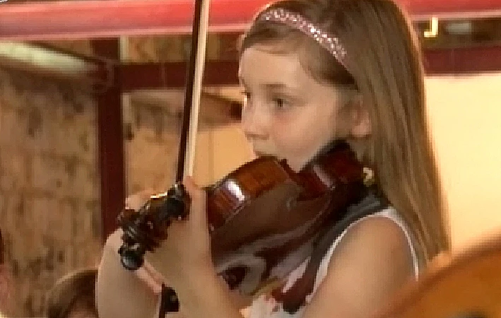 עלמה דויטשר, נגנית ומלחינה בת 10