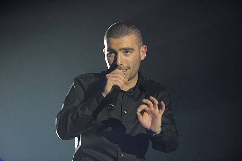 עומר אדם בהופעה בהאנגר 11