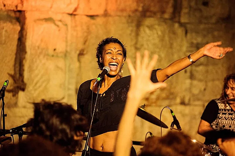 הזמרת נטלי וואמבה בארי