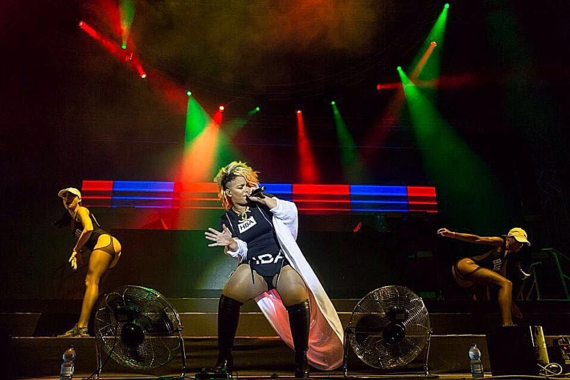 אווה סימונס בהופעה באמפי פארק