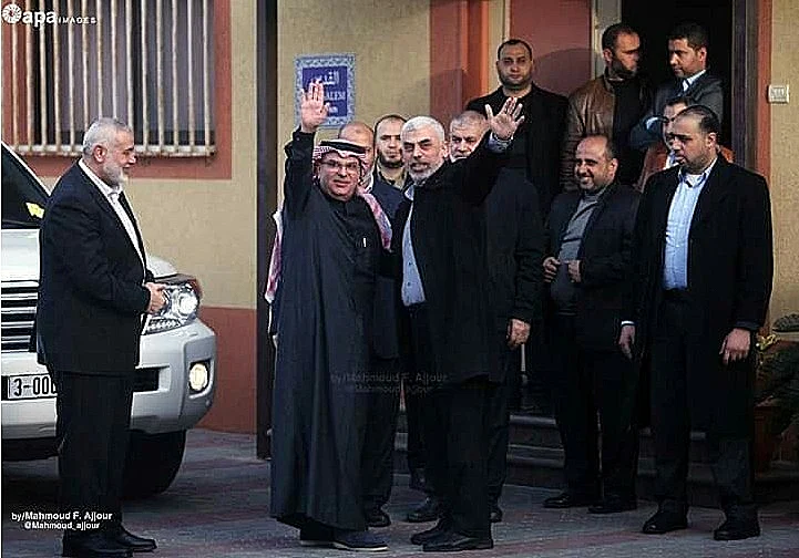 מחמוד אל-עמאדי בצאתו מלשכתו של אסמאעיל הניה