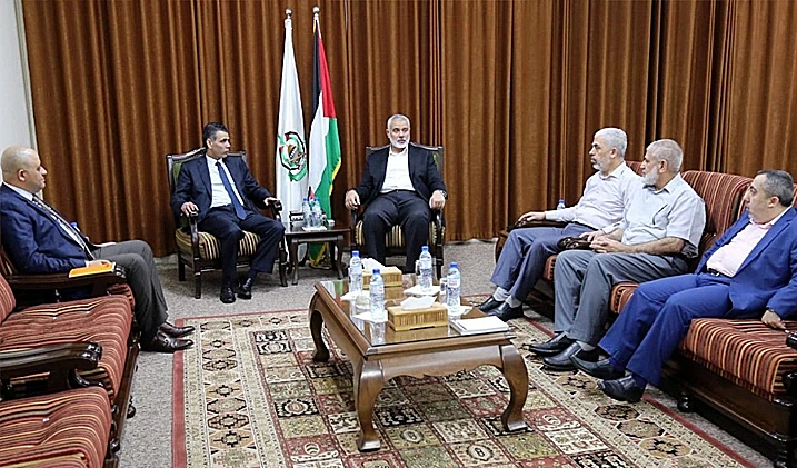 הנייה מקבל את המשלחת המצרית