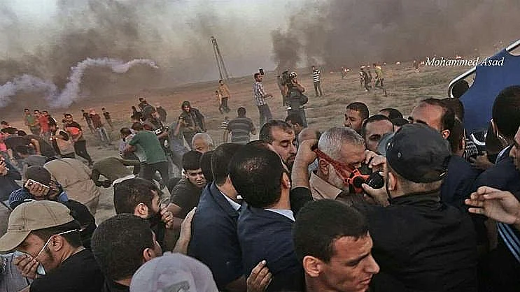 הנייה נמלט מההפגנות בעקבות ירי רימוני הגז