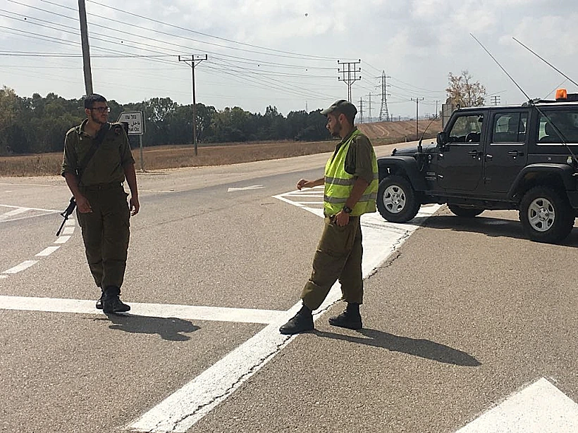 מחסום לפני הכניסה לקיבוץ נחל עוז בעקבות התראות ביטחוניות
