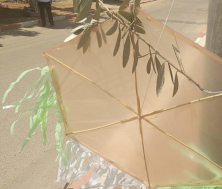 עפיפון תבערה שנחת במכללת חמדת הדרום שבנתיבות