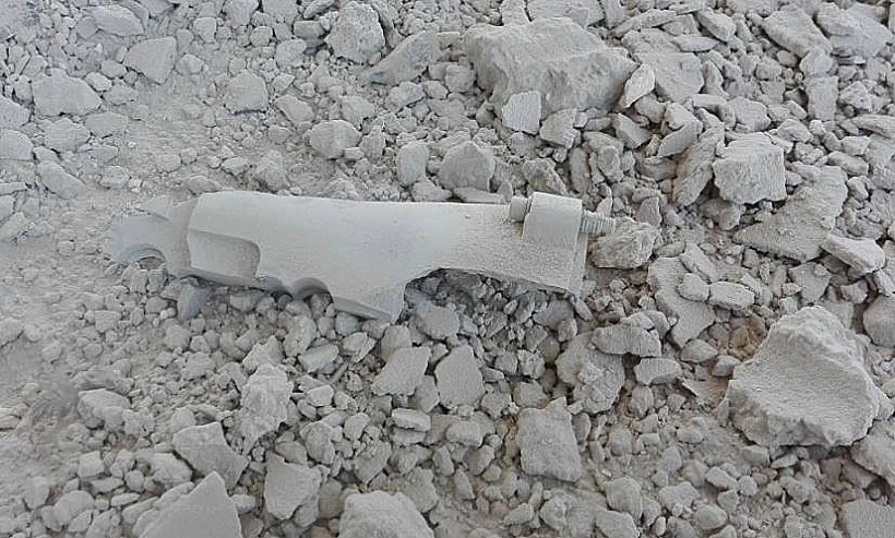 שרידי הטילים שפגעו באתר שהופצץ בפרברי חלב