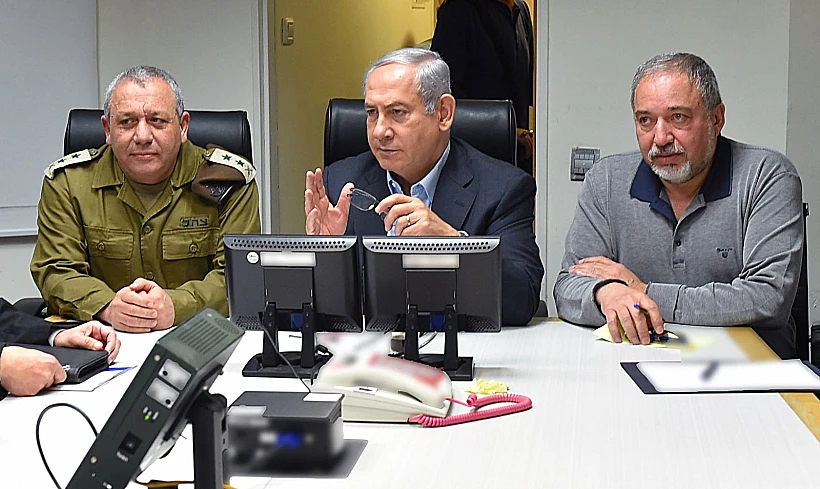 ראש הממשלה בנימין נתניהו, שר הביטחון אביגדור ליברמן והרמטכ