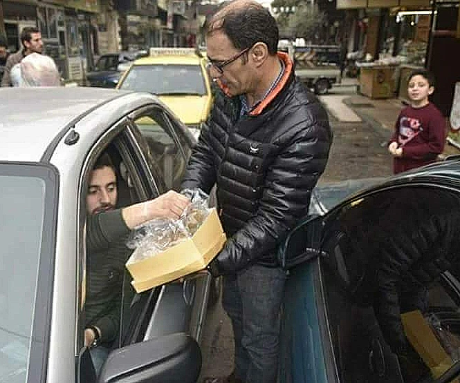 בסוריה מחלקים ממתקים בעקבות אירועי היום (ללא קרדיט)