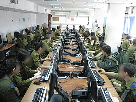 חיילי מודיעין ב-8200