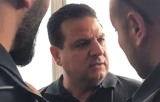 איימן עודה מתעמת עם שוטרים בביה