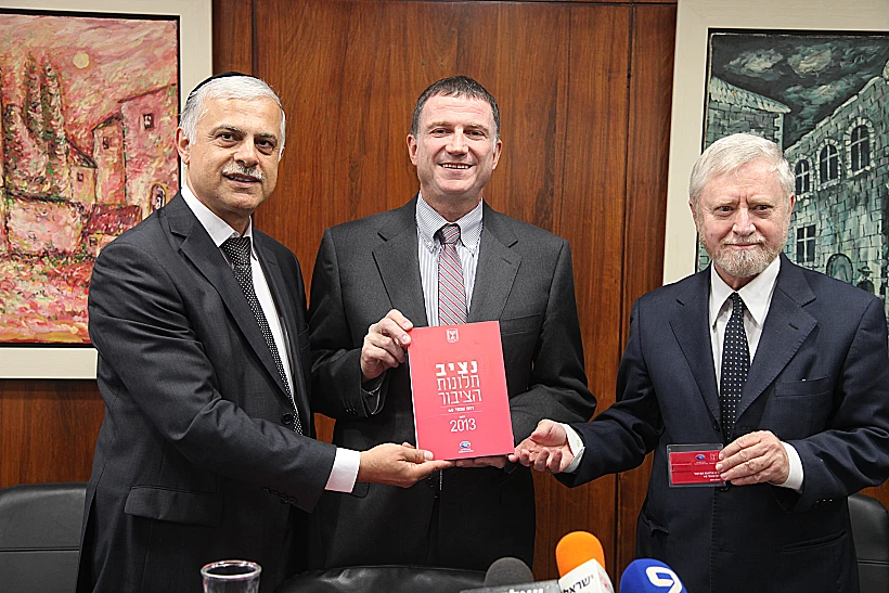 מבקר המדינה יוסף שפירא, מגיש את דוח תלונות הציבור