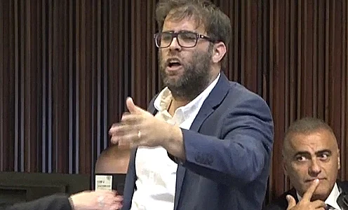 אורן חזן מתפרץ לנאומו של אילן גילאון