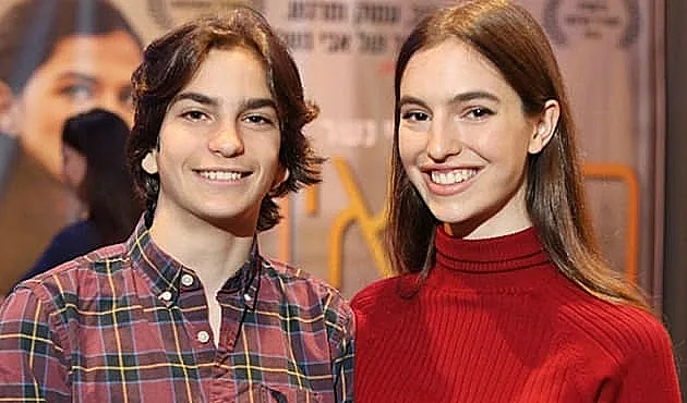 ארי נשר עם אחותו תום