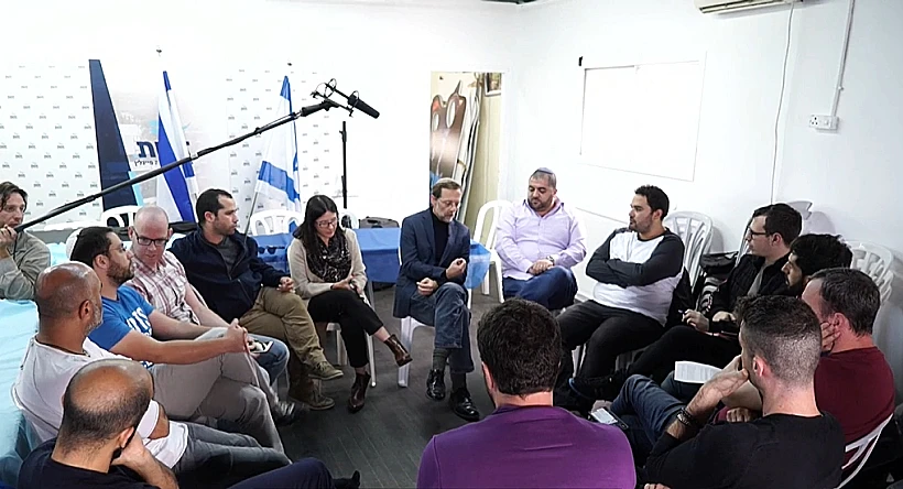 משה פייגלין עם נציגי הקהילה הגאה (החדשות 13)