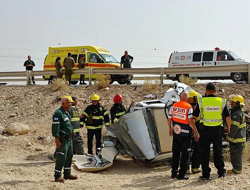 זירת התאונה בין רכב פרטי לאוטובוס בכביש 90 סמוך לצומת נאות הכיכר