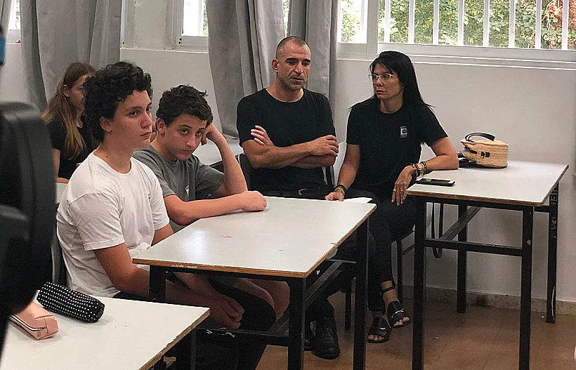 הוריו של אילון שלו אמסלם בבית הספר בו למד