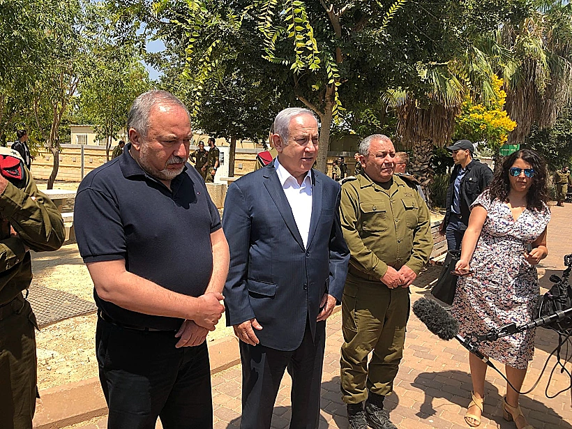 נתניהו עם ליברמן ואייזנקוט באוגדת עזה (חדשות עשר )
